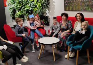 dzieci z kółka teatralnego przed konkrsem