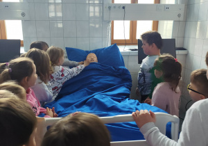 dzieci oglądają salę szpitalną i pacjenta