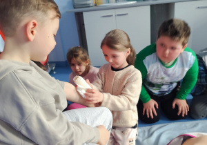 praktyczne ćwiczenia zakładania opatrunku