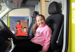 chwila radości za kierownicą ambulansu