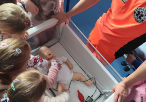 dzieci słuchają opowiadania ratownika medycznego