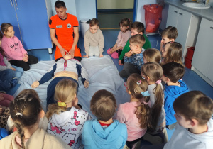 praktyczne ćwiczenia w udzielaniu pierwszej pomocy