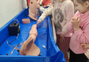 dzieci słuchają opowiadania ratownika medycznego