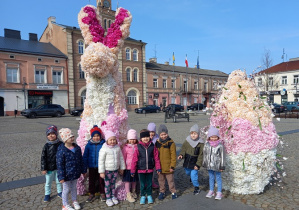 Sarenki podziwiają wielkanocną dekorację w rynku