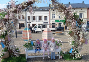 Dziewczynki na kwiatowej ławeczce.