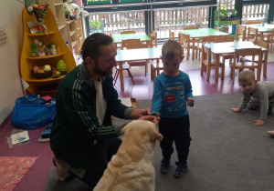 Dawid wita się z psem