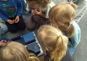 dzieci ukrywają smaczki