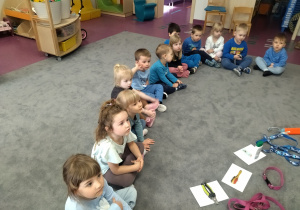 dzieci w kręgu na dywanie