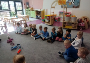 dzieci oglądają psie akcesoria