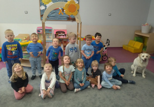grupowe zdjęcie z psem