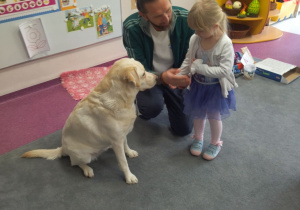 Zosia wita się z psem