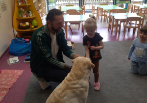 Stefcia wita się z psem