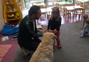 Nadia wita się z psem