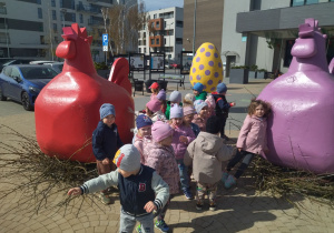 dzieci przy kolorowych kurach