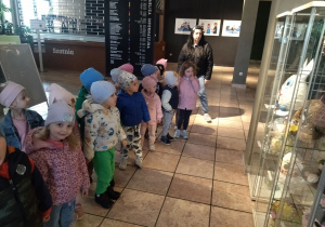 dzieci oglądają wystawę pisanek