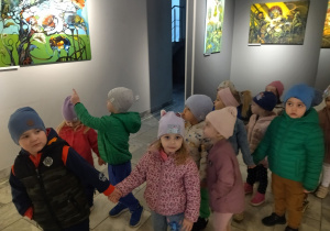 dzieci oglądają obrazy