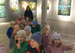 dzieci w galerii sztuki