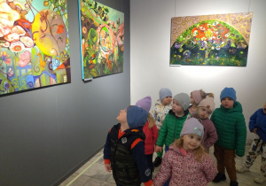 dzieci przy obrazach