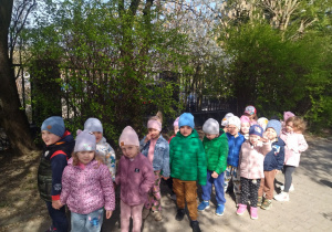 dzieci idą chodnikiem