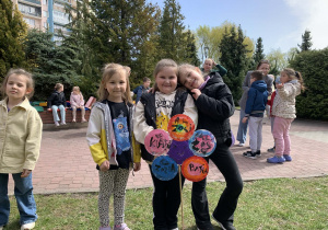 Ala, Nikola, Zosia, Klara zajęcia na dworze