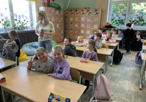 Rybki w szkolnych ławkach