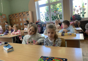 Helena i Maja w szkolnej ławce