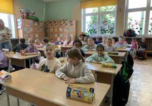 Julia i Marysia w szkolnej ławce