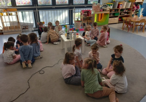 Dzieci w trzech grupach wybireają smak jogurtu.