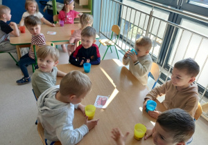 Zdrowy jogurt owocowy smakuje dzieciom.