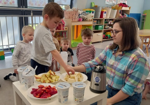 Bruno wybiera owoce do napoju mlecznego.
