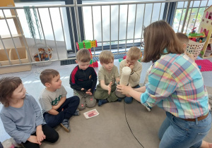 Janek miksuje owoce.