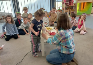 Pola wybiera smak truskawkowy.