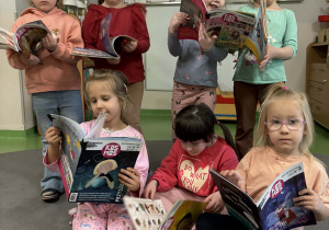 Dziewczynki oglądają swoje prezenty