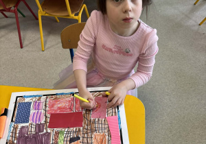 Dziewczynka koloruje swój projekt