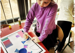 Dziewczynka pracuje w skupieniu