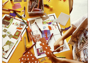 Dziecko wycina nożyczkami elementy z papieru