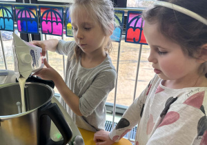 Dziewczynka wlewa mleko