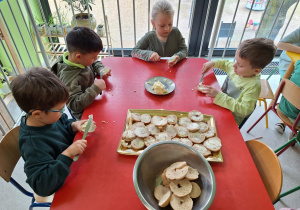 Dzieci przygotowują przekąski