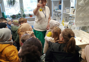 Dzieci oglądają eksperymenty w laboratorium
