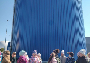 Dzieci pozują przy pojemniku oczyszczającym