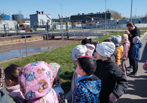 Dzieci zwiedzają teren oczyszczalni