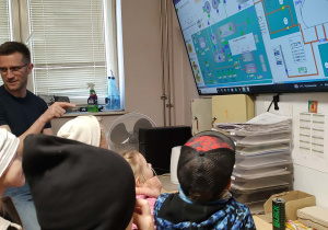 Dzieci obserwują jak można sterować oczyszczalnią komputerowo