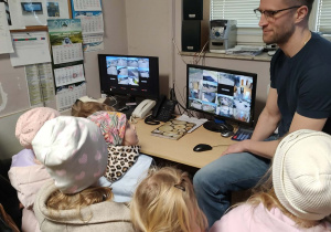 Przewodnik objaśnia na czym polega praca przy komputerach