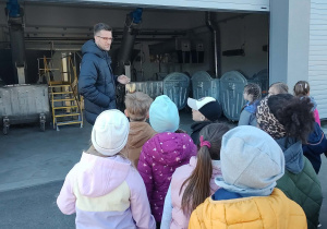 Dzieci zwiedzają oczyszczalnie