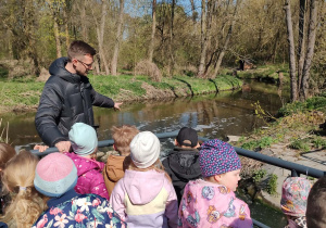 Dzieci są nad rzeką, do której wpływa już oczyszczona woda