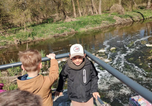 Dzieci pozują na kładce przy rzece