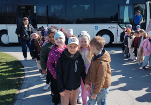 Starszaki ustawiają się w pary przy autokarze