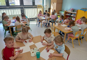 Czas kreatywnej pracy, malowanie farbami.