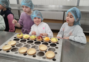 Dzieci prezentują własnoręcznie ozdobione babeczki