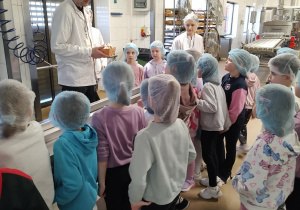 Starszaki słuchają przewodnika, jak się piecze ciasta